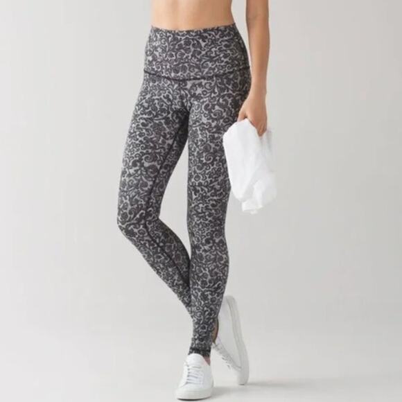 Lululemon Sports Bra & Lace Print High Rise Leggings Set Black White Sz 4 - Picture 9 of 12